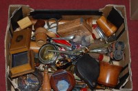 Lot 587 - A box of Mauchlin ware and mixed collectable...