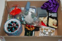 Lot 527 - A collection of miscellaneous jewellery to...