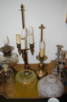 Lot 611 - A box of various lighting to include two table...