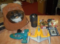 Lot 1577 - A collection of Star Wars collectables to...