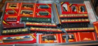 Lot 1620 - A large tray of mixed loose and boxed 00 gauge...