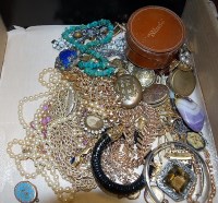 Lot 455 - A collection of assorted costume jewellery, to...