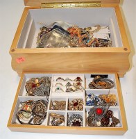 Lot 458 - A Mele & Co ladies jewellery box and contents...