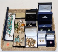 Lot 466 - A collection of assorted costume jewellery to...