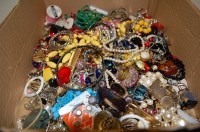 Lot 511 - A box of miscellaneous costume jewellery to...