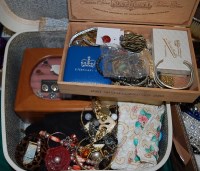 Lot 523 - A collection of assorted costume jewellery, to...