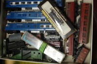 Lot 535 - A quantity of mixed 00 and N gauge railways to...