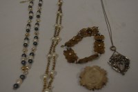 Lot 420 - A small collection of assorted costume...