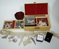Lot 422 - A collection of assorted costume jewellery to...