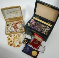 Lot 428 - A small collection of assorted costume...