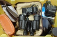 Lot 554 - A quantity of mixed camera equipment to...