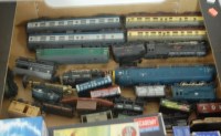 Lot 605 - A tray of mixed Hornby and triang 00 gauge...