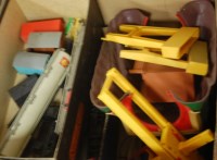 Lot 594 - A box of mixed 00 gauge Triang railway items,...