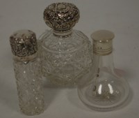 Lot 256 - An Edwardian cut glass and silver topped scent...