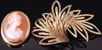 Lot 399 - A ladies 9ct gold and textured gold leaf...