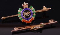 Lot 400 - A 9ct gold, peridot and seed pearl set ladies...