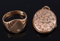 Lot 331 - A 9ct gold gents signet ring set with a...