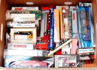 Lot 2566 - 35+ mixed loose and boxed 1/87th scale...