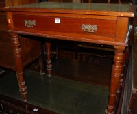 Lot 1390 - An Edwardian walnut and green leather inset...