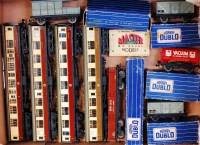 Lot 920 - 4 Hornby Dublo super detail WR coaches...