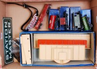 Lot 977 - 5 Hornby Dublo D1 wagons (some boxed), through...