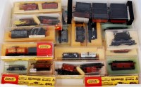 Lot 912 - 46 mixed manufacturers N gauge wagons, some...