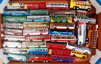 Lot 2633 - 2 trays of mixed loose modern issue public...