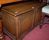 Lot 1322 - A moulded oak hinge-top blanket box