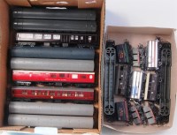 Lot 762 - 9 Triang/Hornby coaches including 3 Royal...