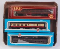 Lot 957 - 6 Airfix coaches 2 BR red and cream, 1 maroon,...