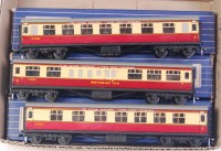 Lot 1074 - 3 Hornby Dublo coaches all plastic wheels, 2...