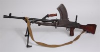 Lot 331 - A deactivated British Mk II Bren light machine...