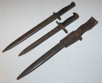 Lot 487 - A WW II American M1 bayonet, the 25cm single...