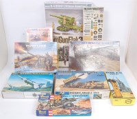 Lot 1546 - 10 mixed scale Military related plastic...