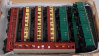 Lot 952 - Tray containing 9 Triang medium length coaches,...