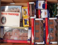 Lot 1025 - Tray containing quantity of 00 buildings...