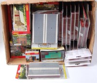 Lot 1020 - A quantity of mainly Scaledale buildings,...