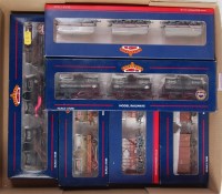 Lot 1041 - Bachmann weathered wagon sets 33-080Y, 37-666A...