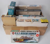 Lot 1517 - 11 mixed scale plastic naval and boat related...