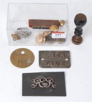 Lot 197 - Mixed railwayana to include GER uniform badge,...
