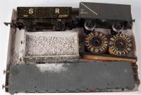 Lot 346 - A small tray containing a Bassett-Lowke...