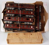 Lot 360 - 5 Leeds Bakelite bogie coaches, 4 all 3rd...