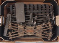 Lot 367 - A small tray of assorted pre-war track...