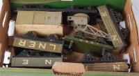 Lot 378 - A small tray of 6 prewar Hornby LNER wagons...