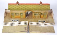 Lot 444 - Hornby 1937-9 No. 4 station with buff building...