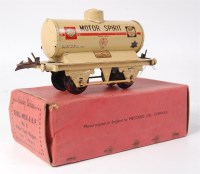 Lot 453 - Hornby 1936-8 Shellmex & BP petrol tank wagon -...