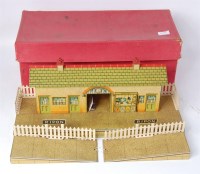 Lot 468 - Hornby 1938-9 station No. 4 with buff building...