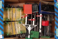 Lot 499 - A large tray of postwar Hornby accessories and...