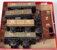 Lot 526 - 5x Hornby prewar NE wagons including 1928-30...