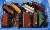 Lot 595 - A small tray containing 9 Hornby postwar...